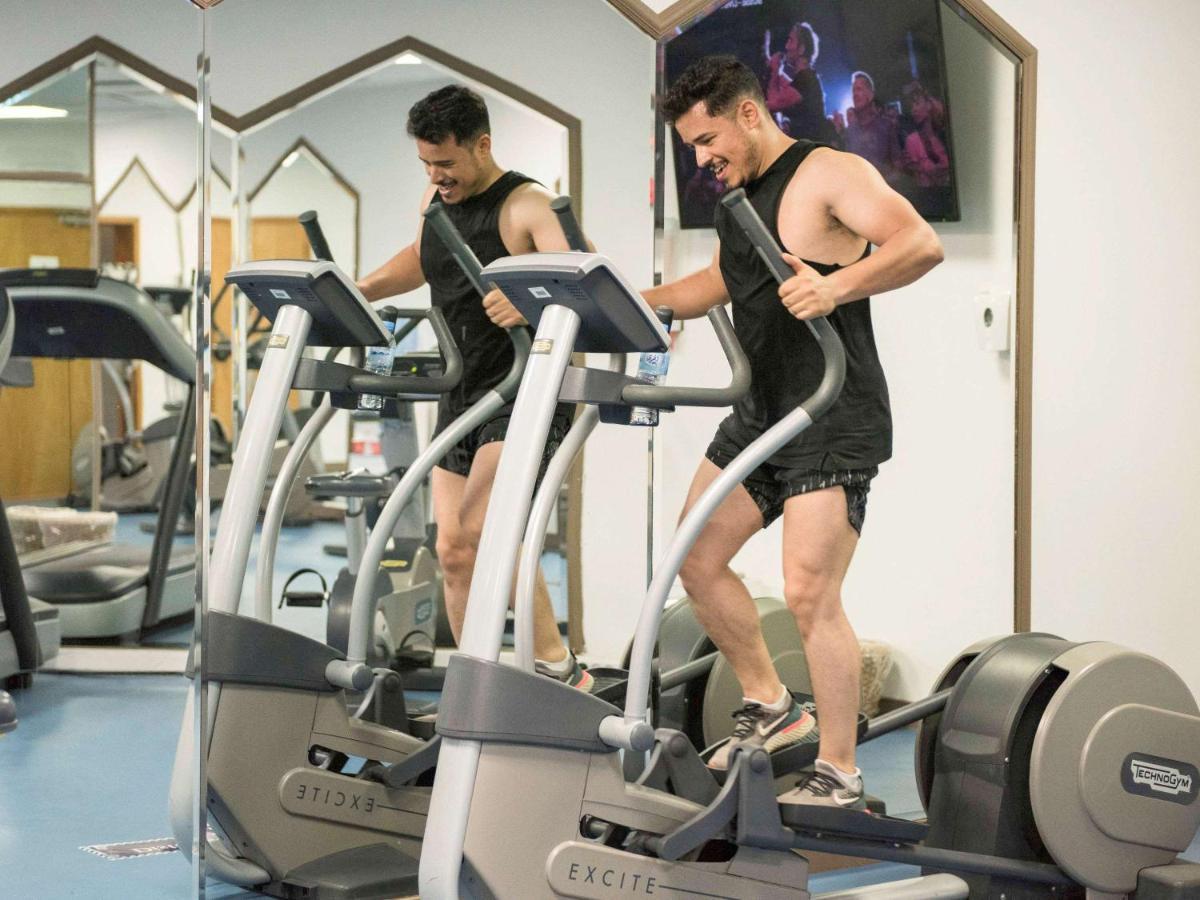 Hotel Mercure Alger Aeroport Dar el Beïda Exterior foto A man using a cross trainer