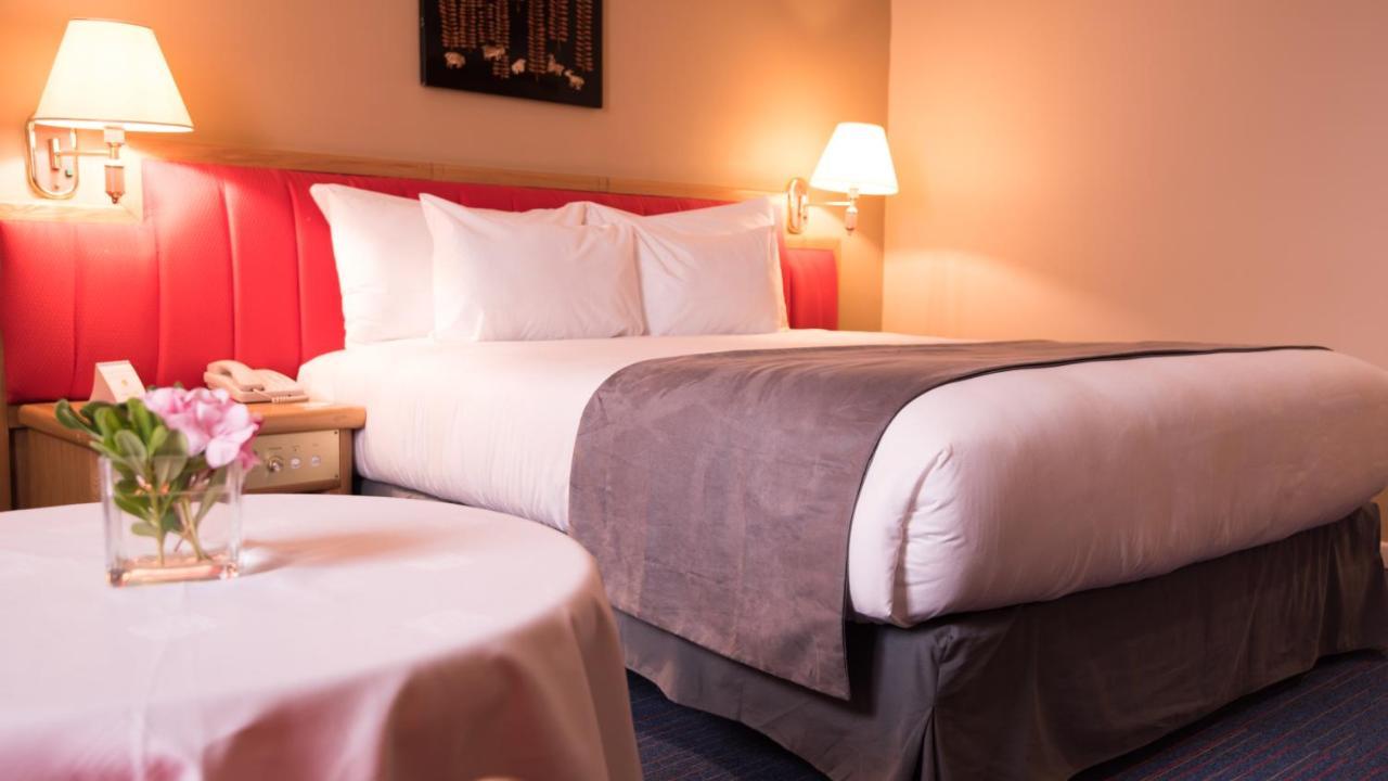 Hotel Mercure Alger Aeroport Dar el Beïda Exterior foto A bed with a bed runner
