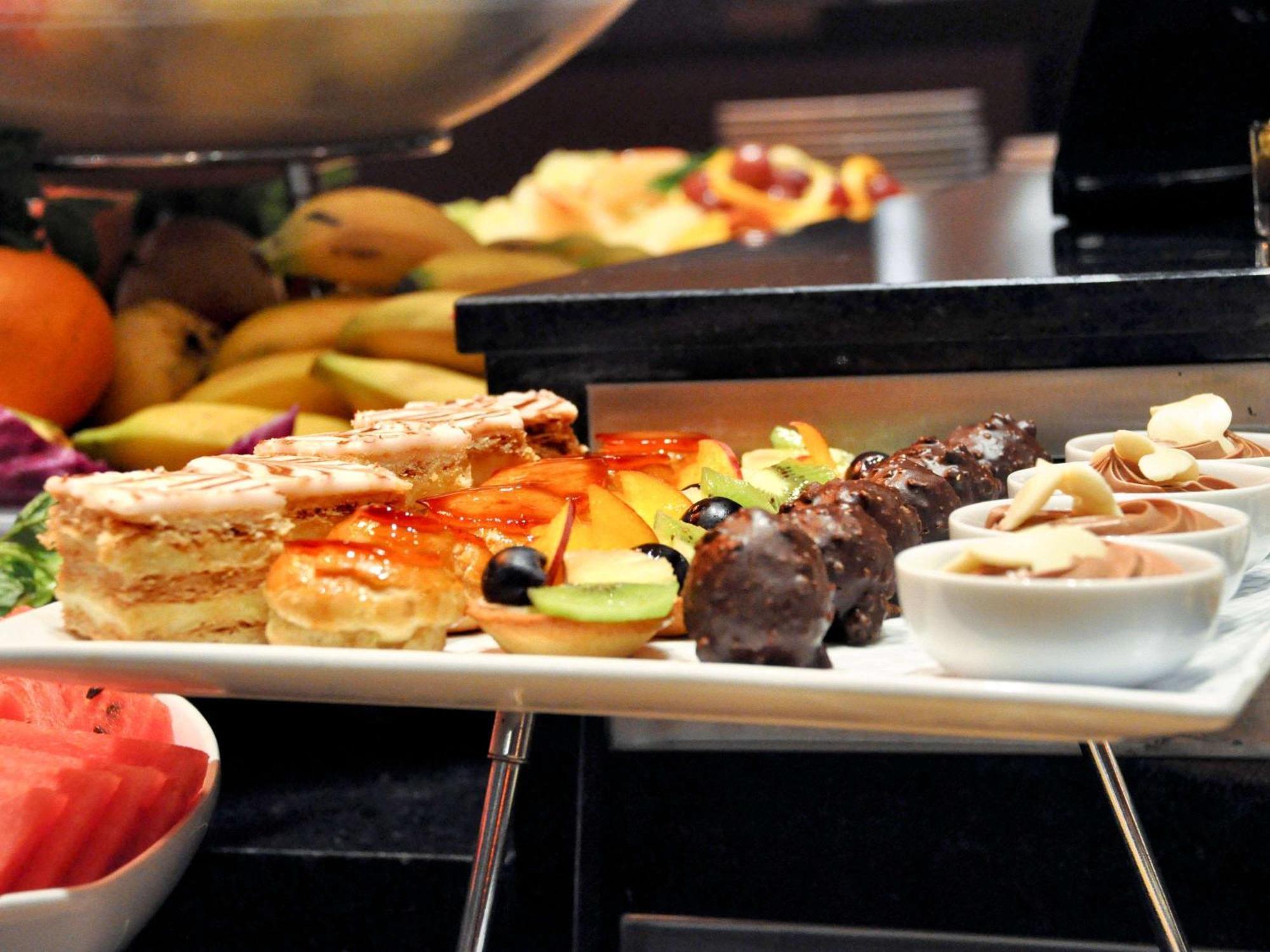 Hotel Mercure Alger Aeroport Dar el Beïda Exterior foto A selection of desserts