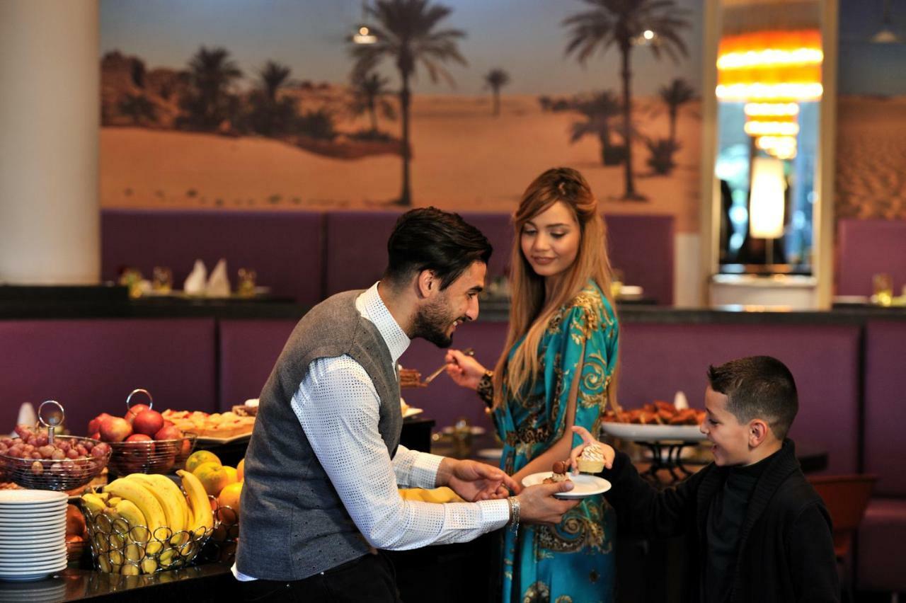 Hotel Mercure Alger Aeroport Dar el Beïda Exterior foto A couple at a buffet