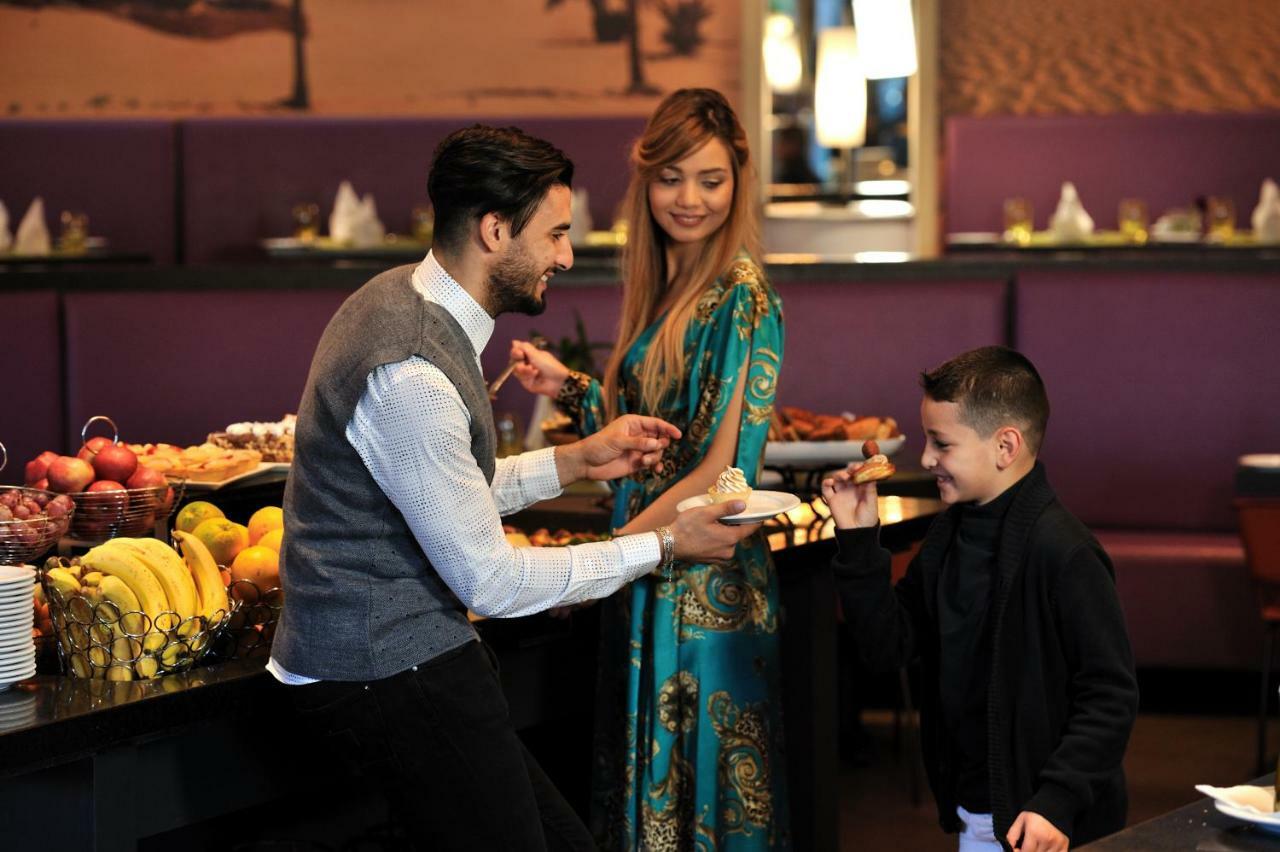 Hotel Mercure Alger Aeroport Dar el Beïda Exterior foto A waiter serving a family