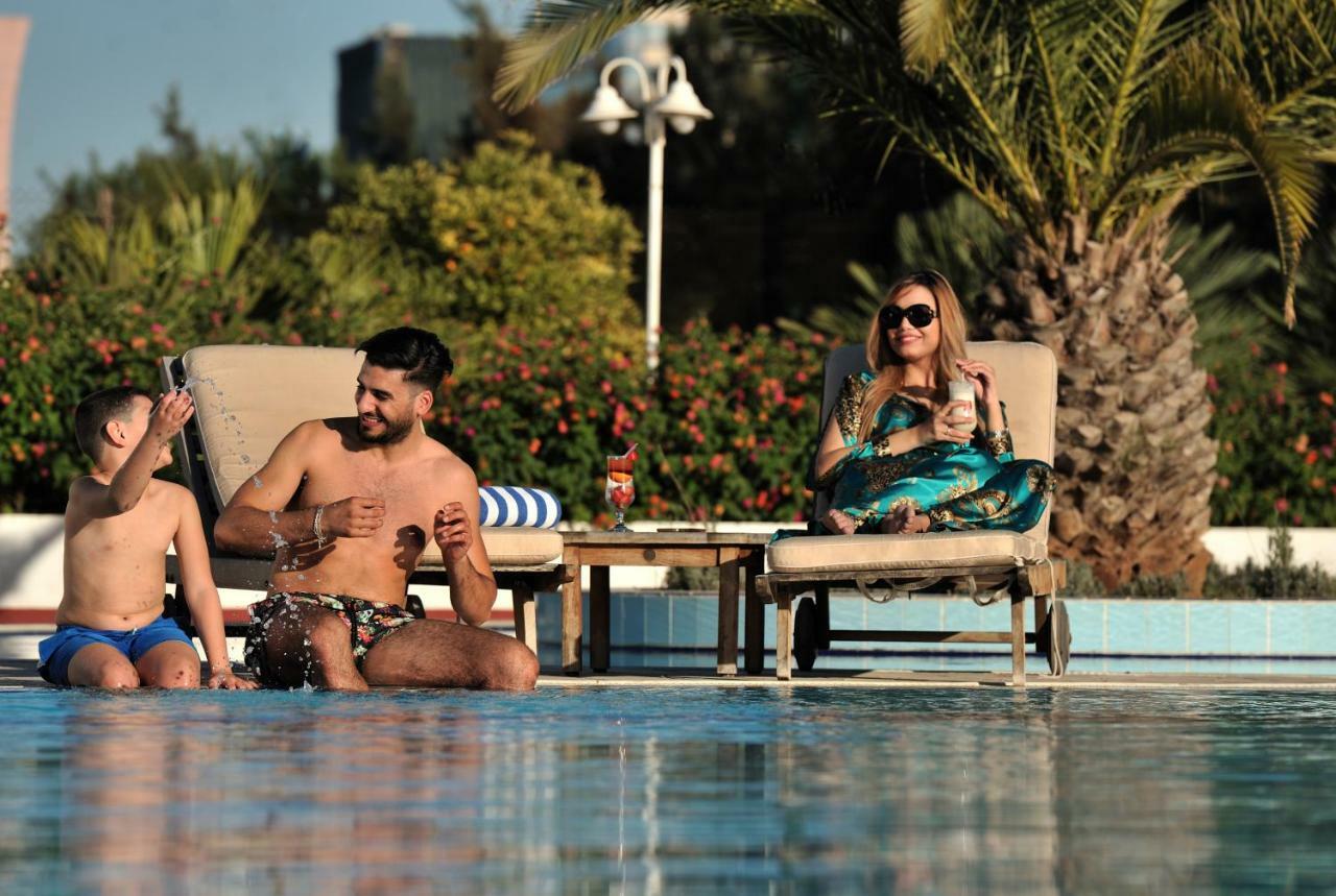 Hotel Mercure Alger Aeroport Dar el Beïda Exterior foto A family at a pool in Dubai
