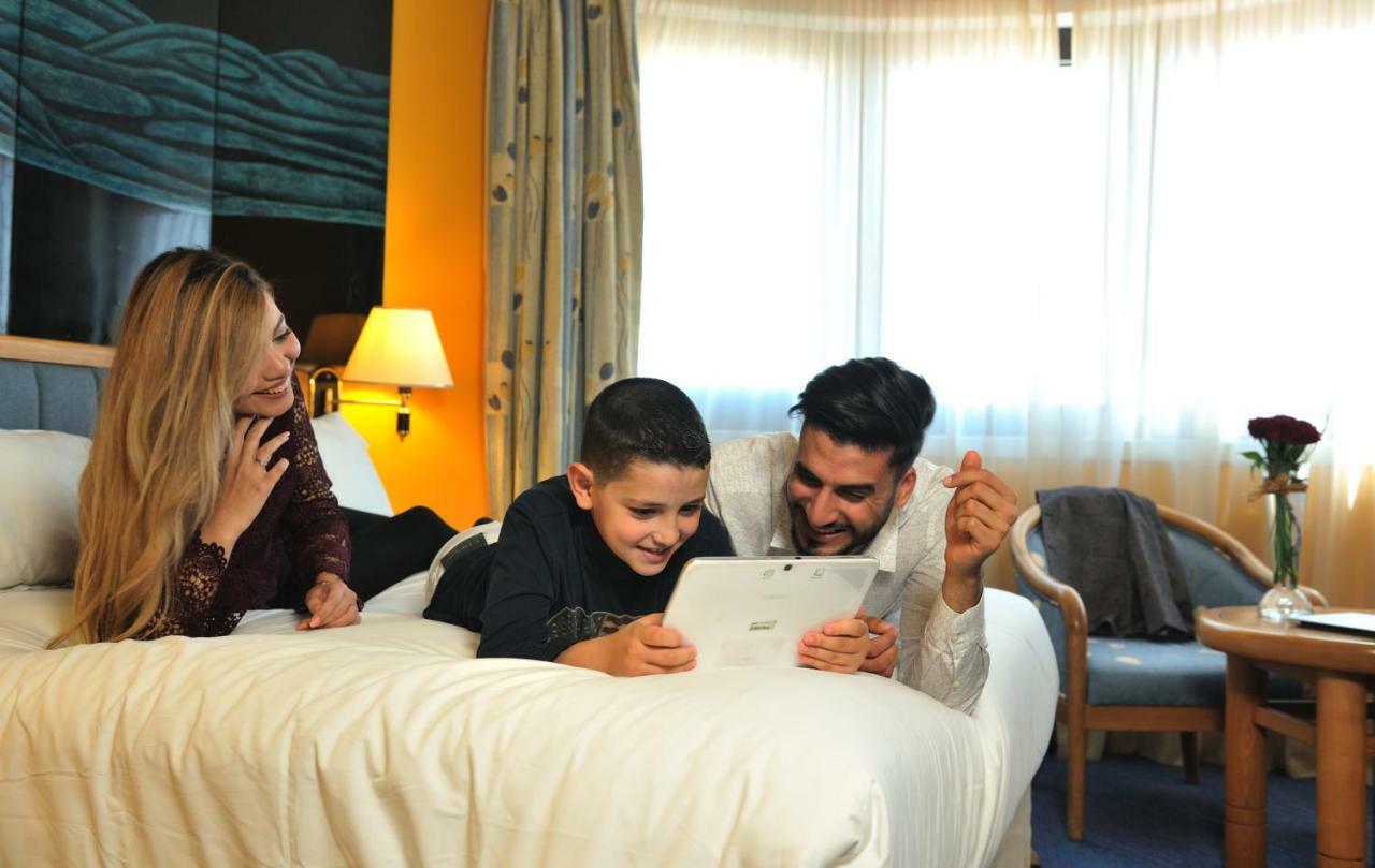Hotel Mercure Alger Aeroport Dar el Beïda Exterior foto Family using a tablet