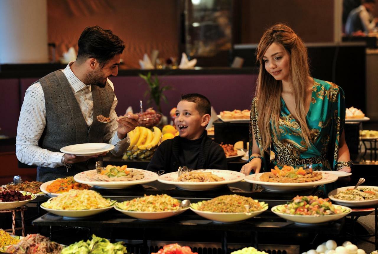Hotel Mercure Alger Aeroport Dar el Beïda Exterior foto A family at a buffet
