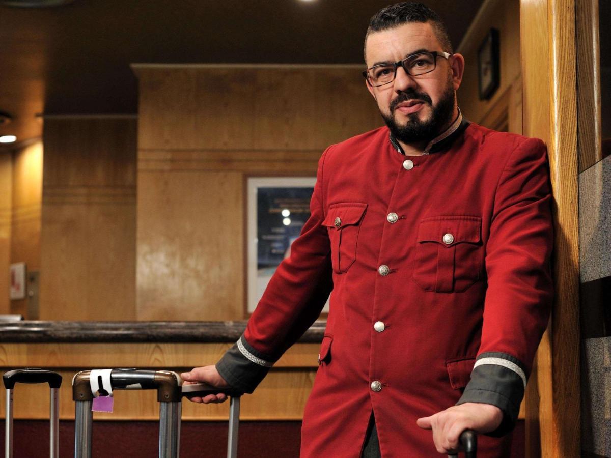 Hotel Mercure Alger Aeroport Dar el Beïda Exterior foto A bellboy at the Four Seasons Hotel in Beirut, Lebanon