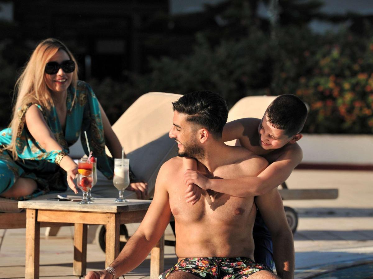 Hotel Mercure Alger Aeroport Dar el Beïda Exterior foto A gay couple